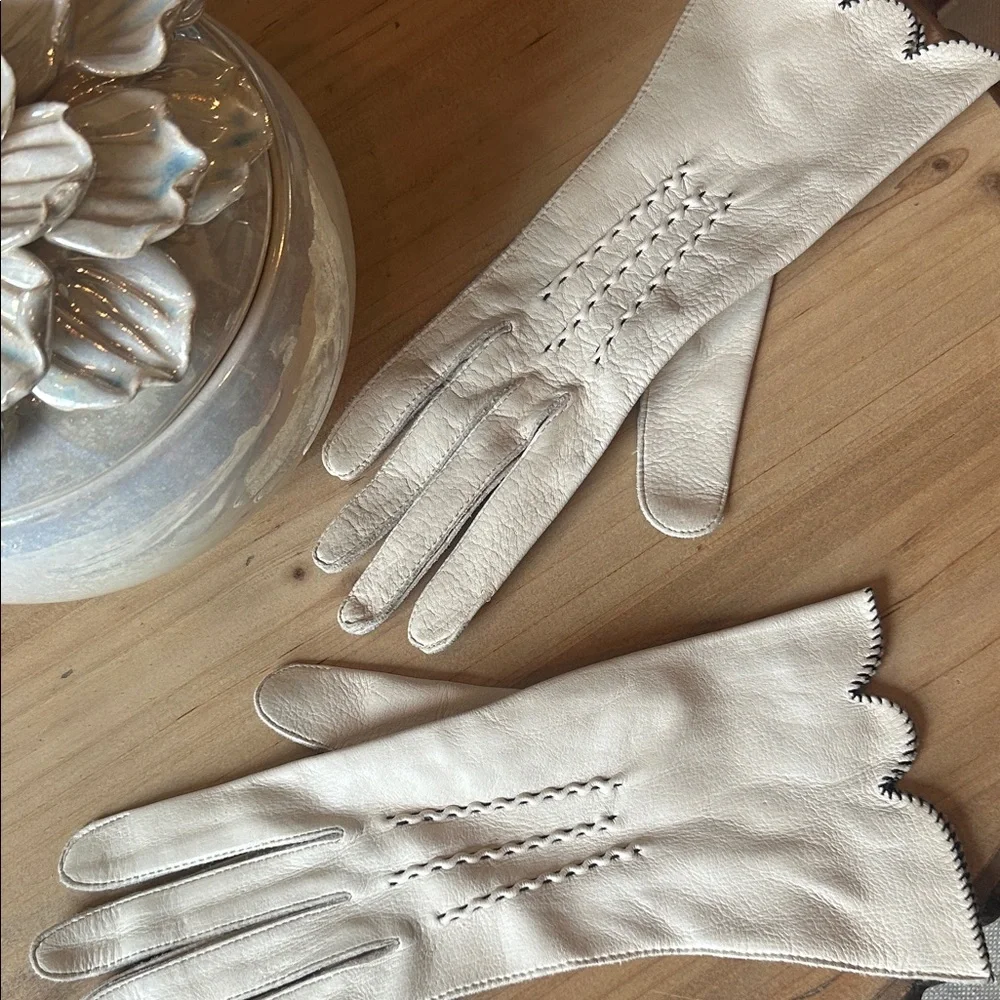 Vintage Native Deerskin Creme Threaded Trimmed Gloves Size 7 25/20